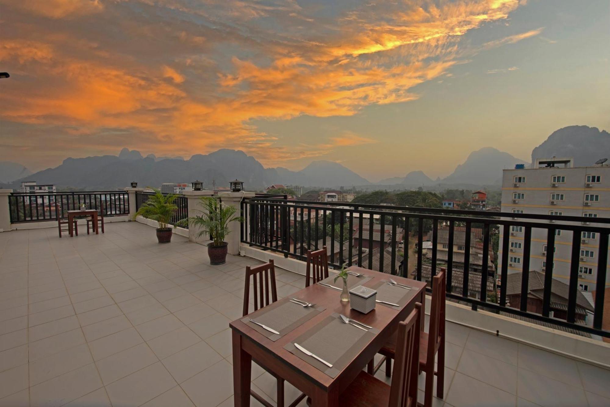 Sisombat Plaza Hotel Vang Vieng Exterior foto