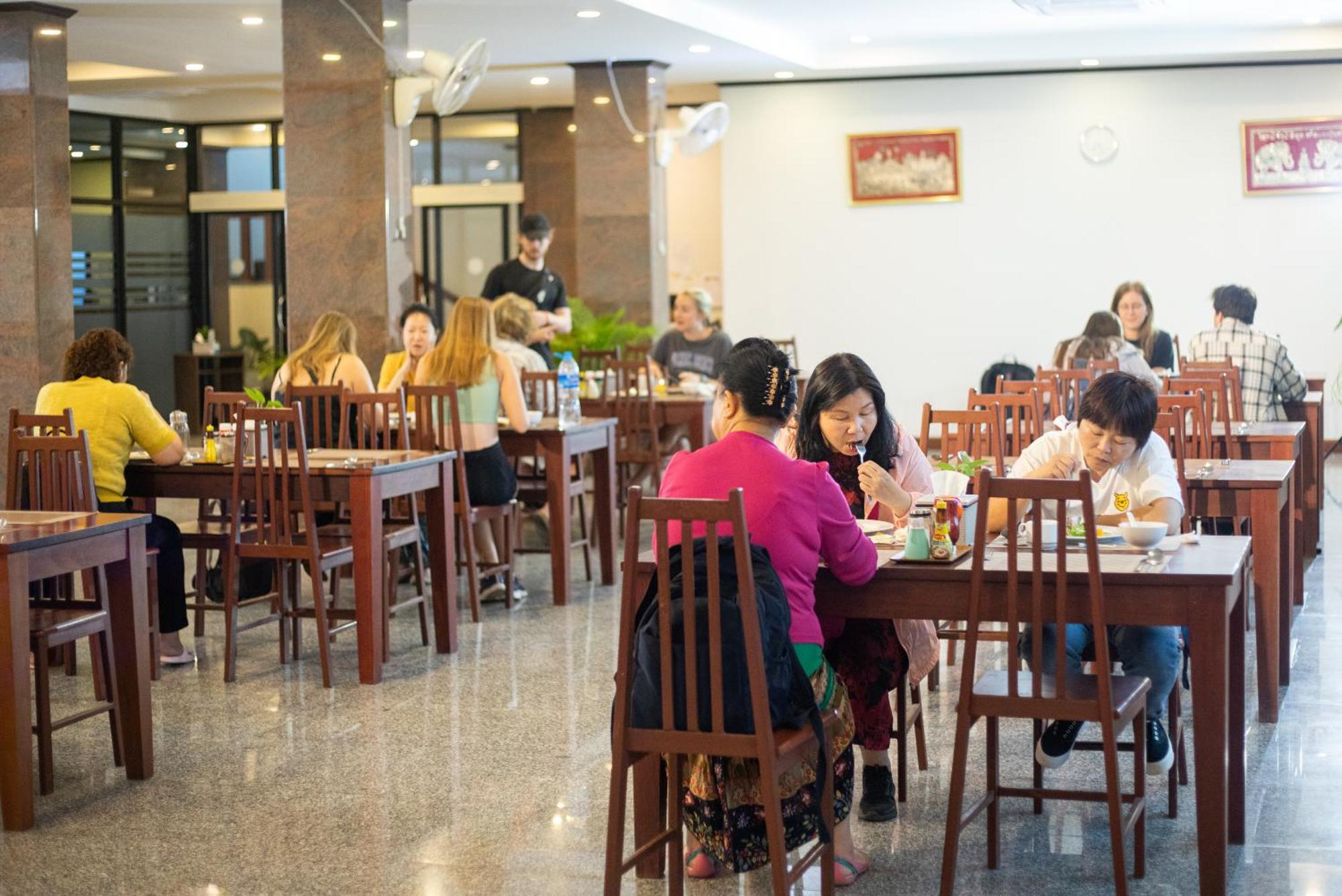 Sisombat Plaza Hotel Vang Vieng Exterior foto