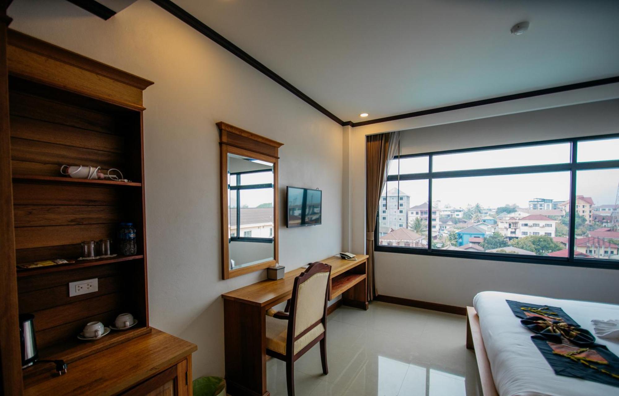 Sisombat Plaza Hotel Vang Vieng Exterior foto