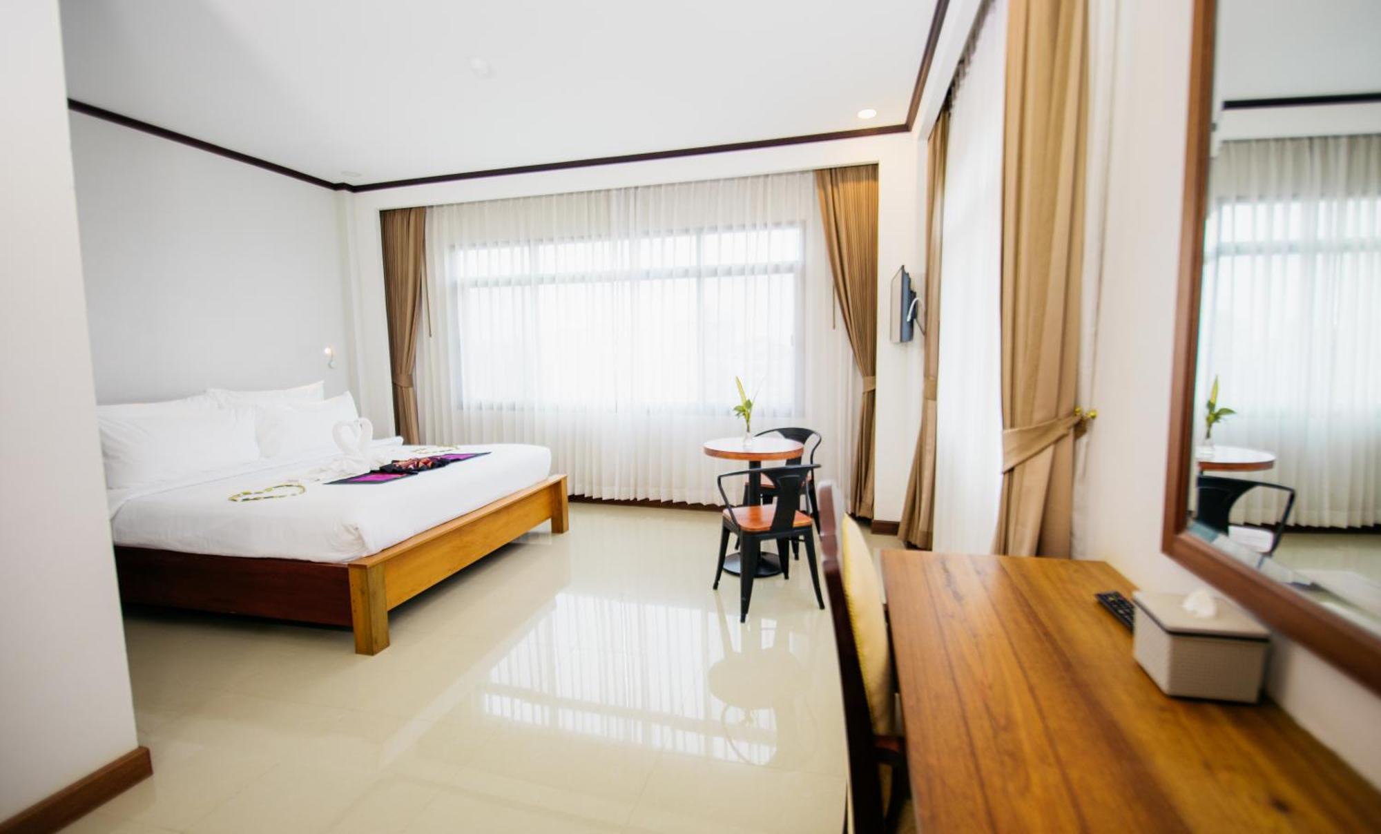 Sisombat Plaza Hotel Vang Vieng Exterior foto