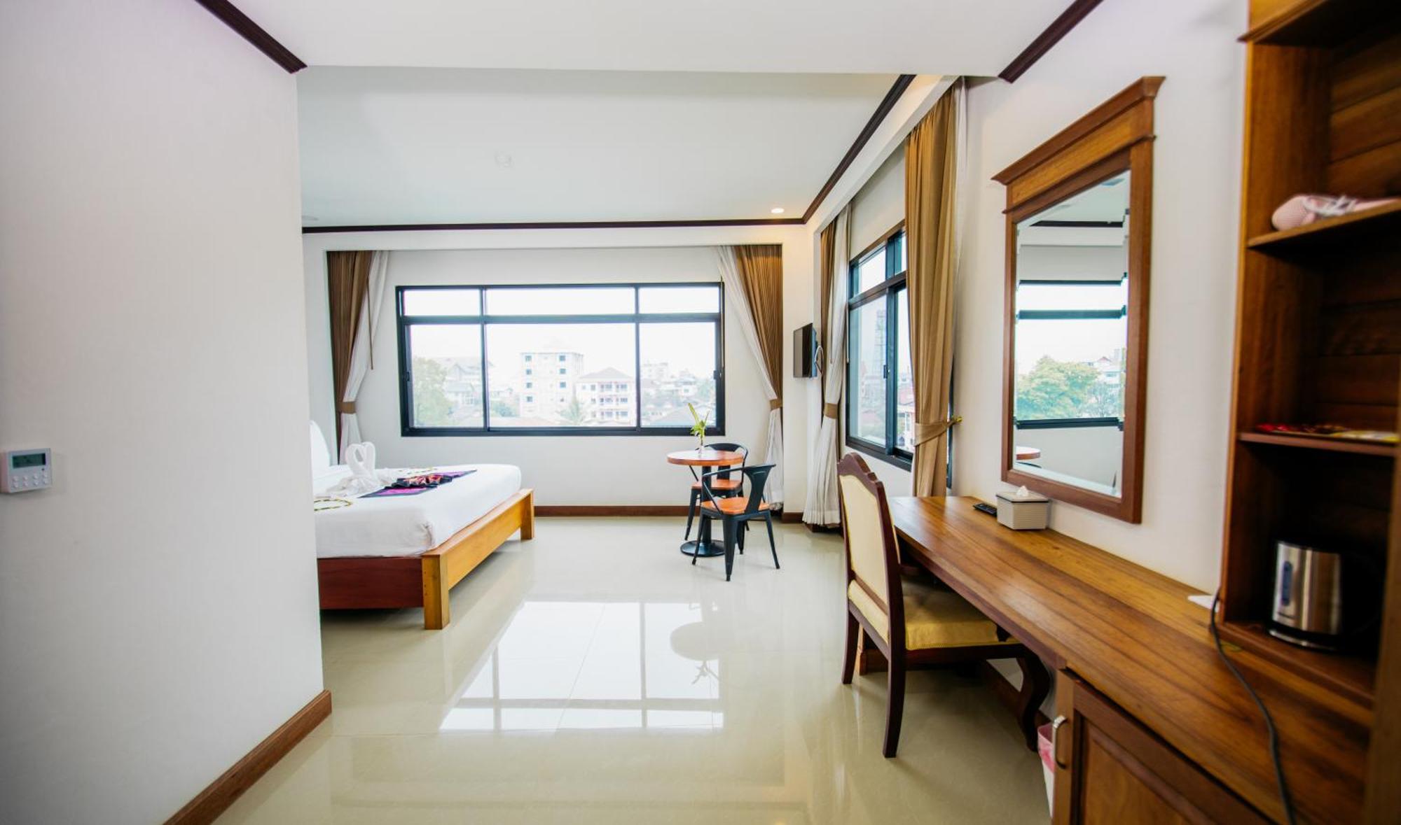 Sisombat Plaza Hotel Vang Vieng Exterior foto